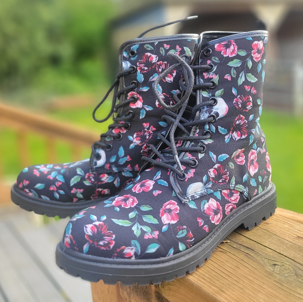 Hot Topic Skull Floral Lace-Up Women's Combat Boots - Picture 1 of 7